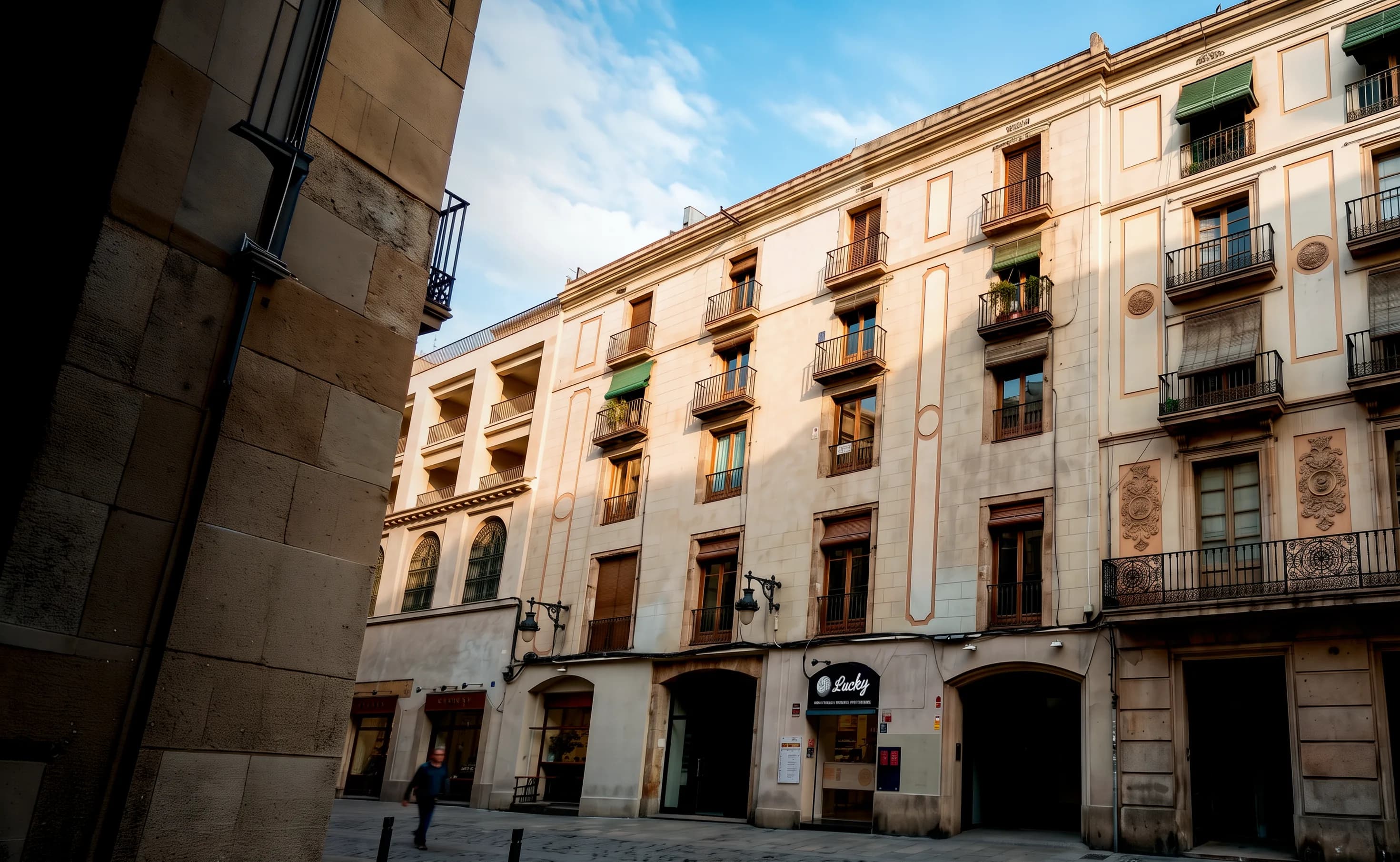 Façana històrica del Carrer del Pi, al Barri Gòtic de Barcelona